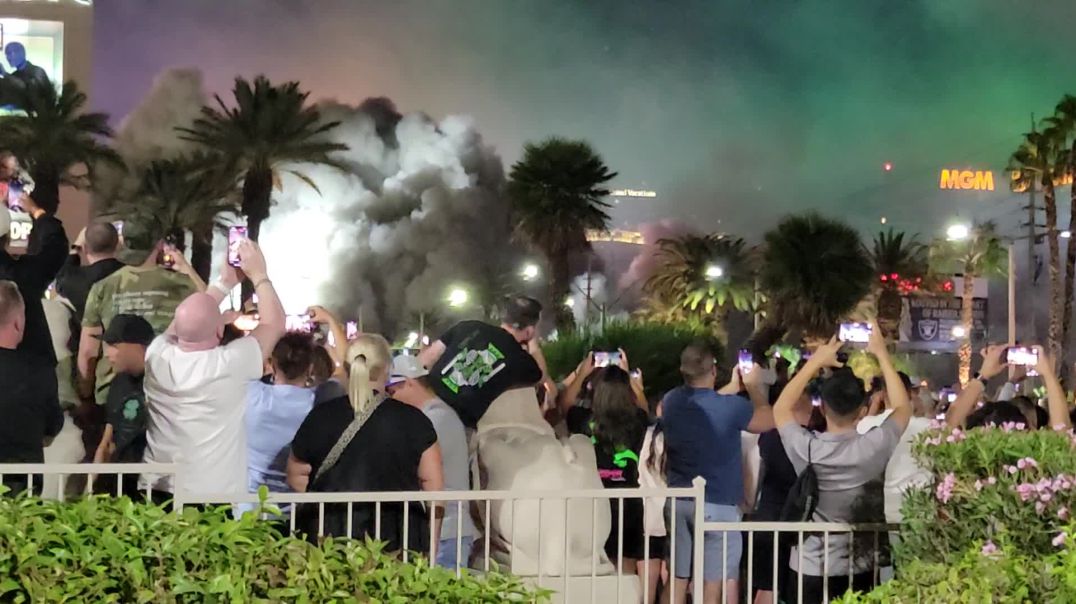 ⁣Tropicana final moments, fireworks, explosion and implosion